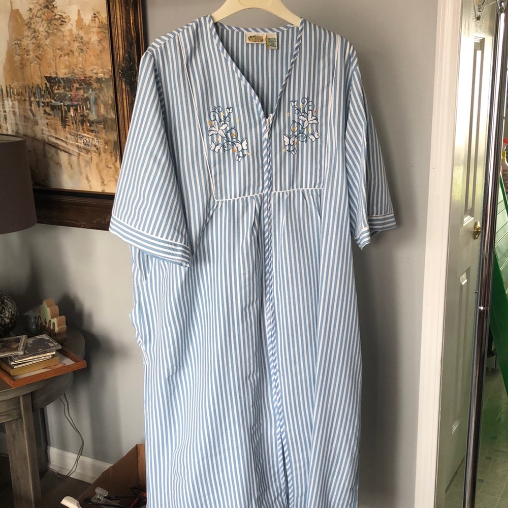 NWOT blue and white striped seersucker cotton lounge robe XXXL collections etc.